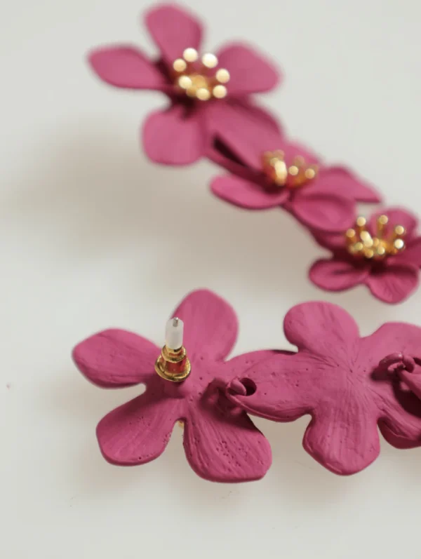Brincos Femininos "Triple Matte Epoxy Flower Earrings - Cerise" - Image 2
